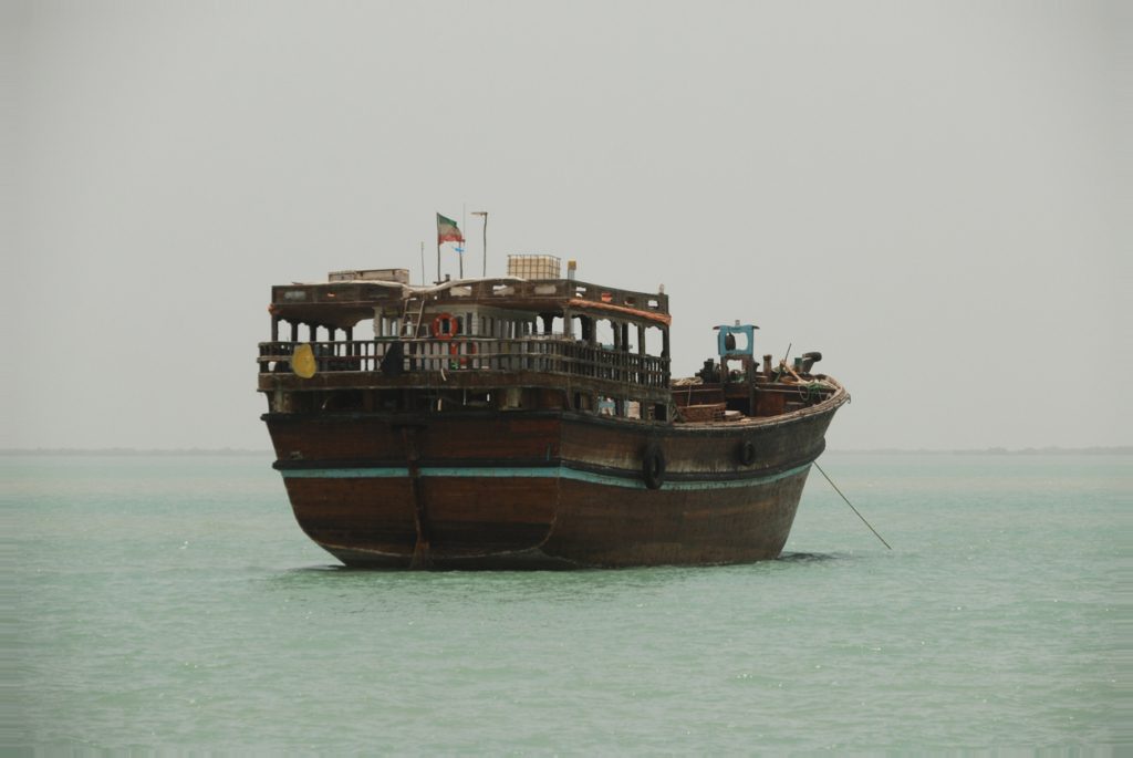 صراع أمريكا وإيران في الممرات الملاحية