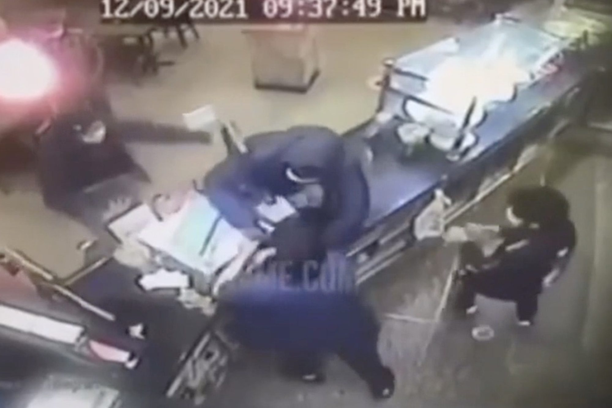 فيديو لطفل أمريكي أطلق النار على وجه لص بلا تردد.. سعى لإنقاذ والدته ومطعمهم من السرقة