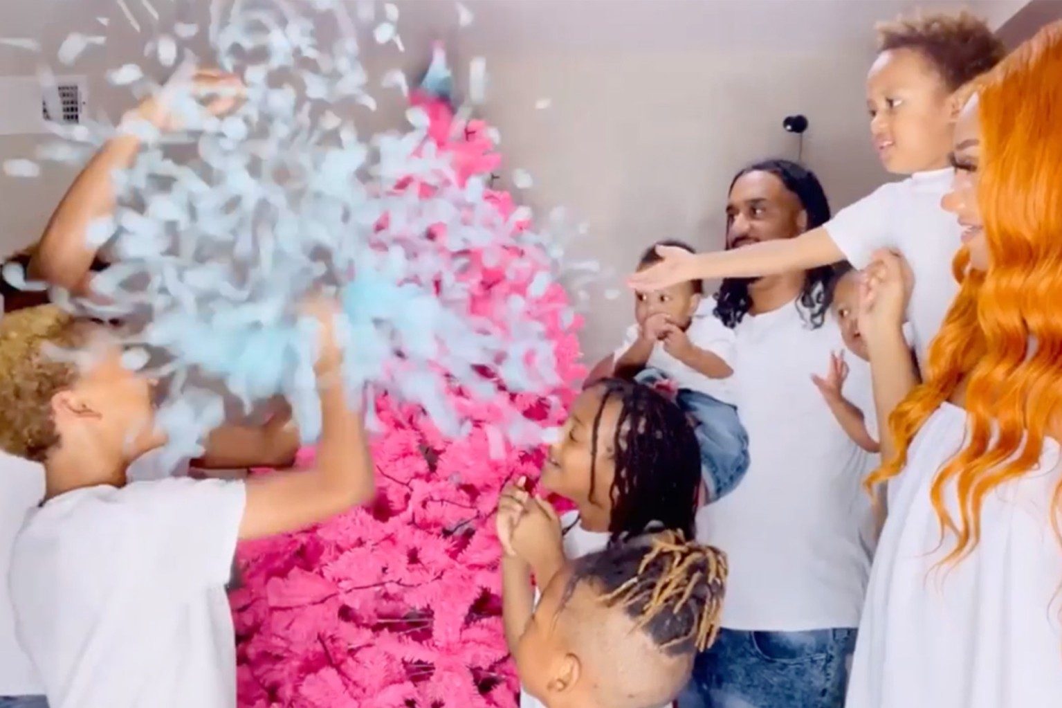 تبلغ 29 عاماً وتنتظر مولودها التاسع! سيدة تثير الدهشة بأمريكا؛ لسعادتها بأولادها الثمانية