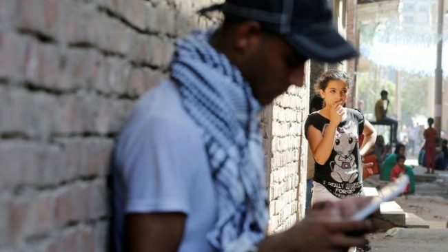 لماذا بات جيل الشباب الحالي متلهفاً لحياة الغربة؟