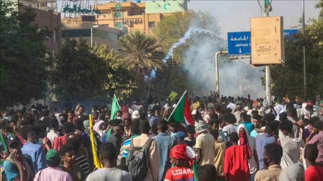 وفاة متظاهر في احتجاجات حاولت الوصول للقصر الرئاسي بالخرطوم.. “لجنة الأطباء”: عدد القتلى ارتفع إلى 62