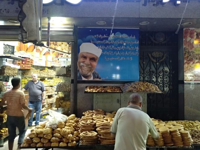 مات قبل 24 عاماً وصوره لا تزال تغزو الشوارع والمحالّ.. لماذا يحب المصريون الشعراوي؟