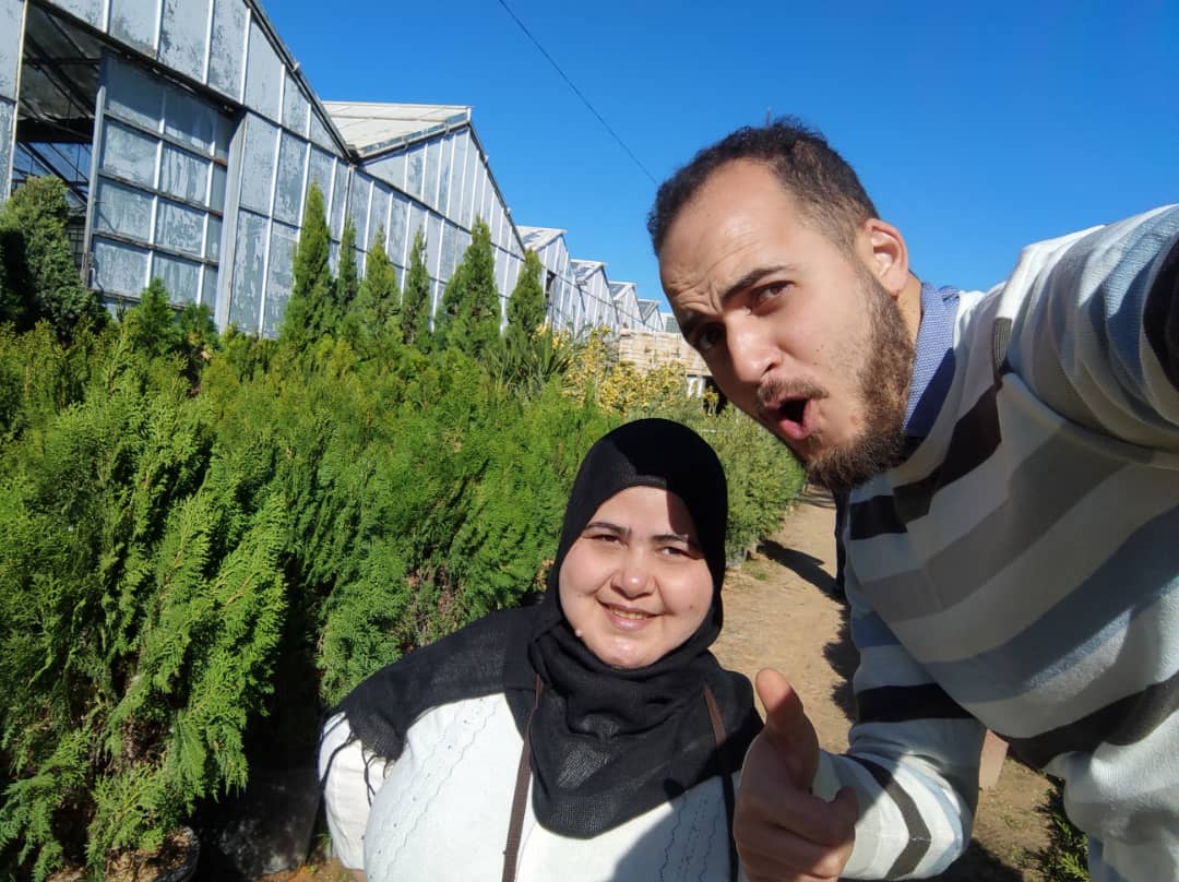 صورة لكاتب المقال مع بطلة قصته