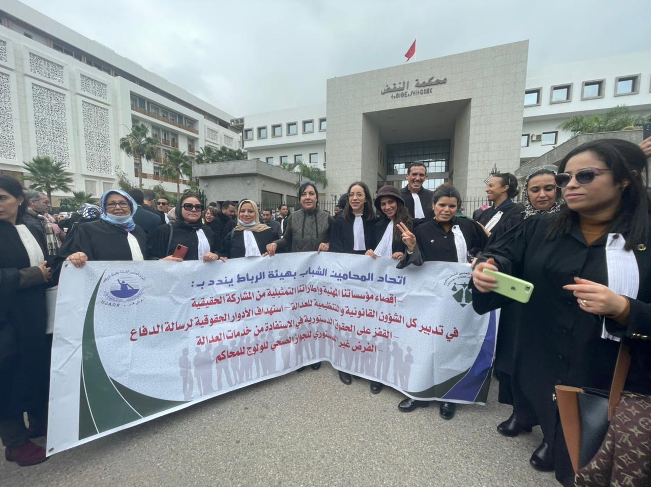 محاكمات بدون دفاع للأسبوع الثاني.. محامو المغرب يرفضون إبراز “جواز التلقيح” أمام أبواب المحاكم