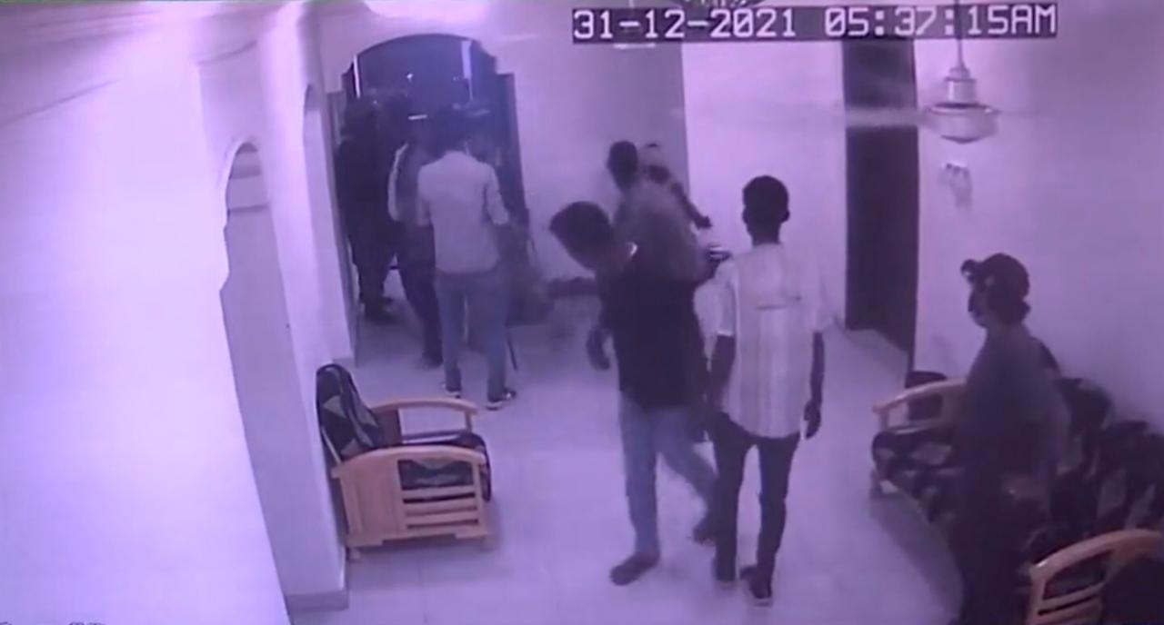 فيديو يوثق لحظة اقتحام قوات الأمن السوداني مقر قناة “العربية”.. اعتدوا بالضرب على الموظفين