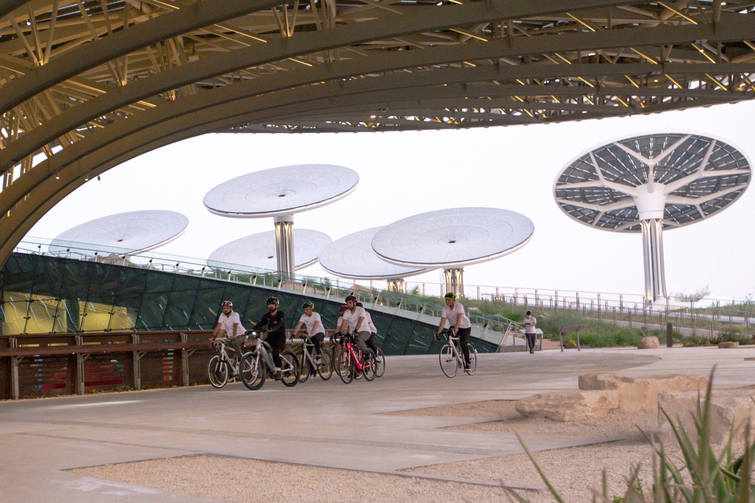 بلد السياحة والسفر مهدد بالصواريخ.. كيف سيتأثر الاقتصاد الإماراتي بهجمات الحوثيين؟