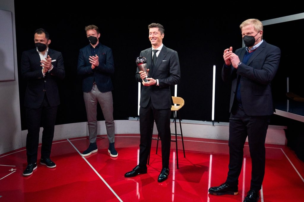 ليفاندوفسكي نال جائزة الفيفا للعام الثاني على التوالي (مواقع التواصل الإجتماعي)