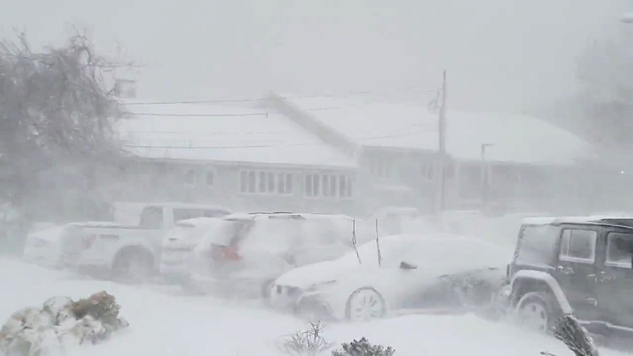 عاصفة ثلجية مخيفة تجتاح شمال أمريكا.. ألغت 6 آلاف رحلة جوية ومخاوف من فيضانات عنيفة (فيديو)