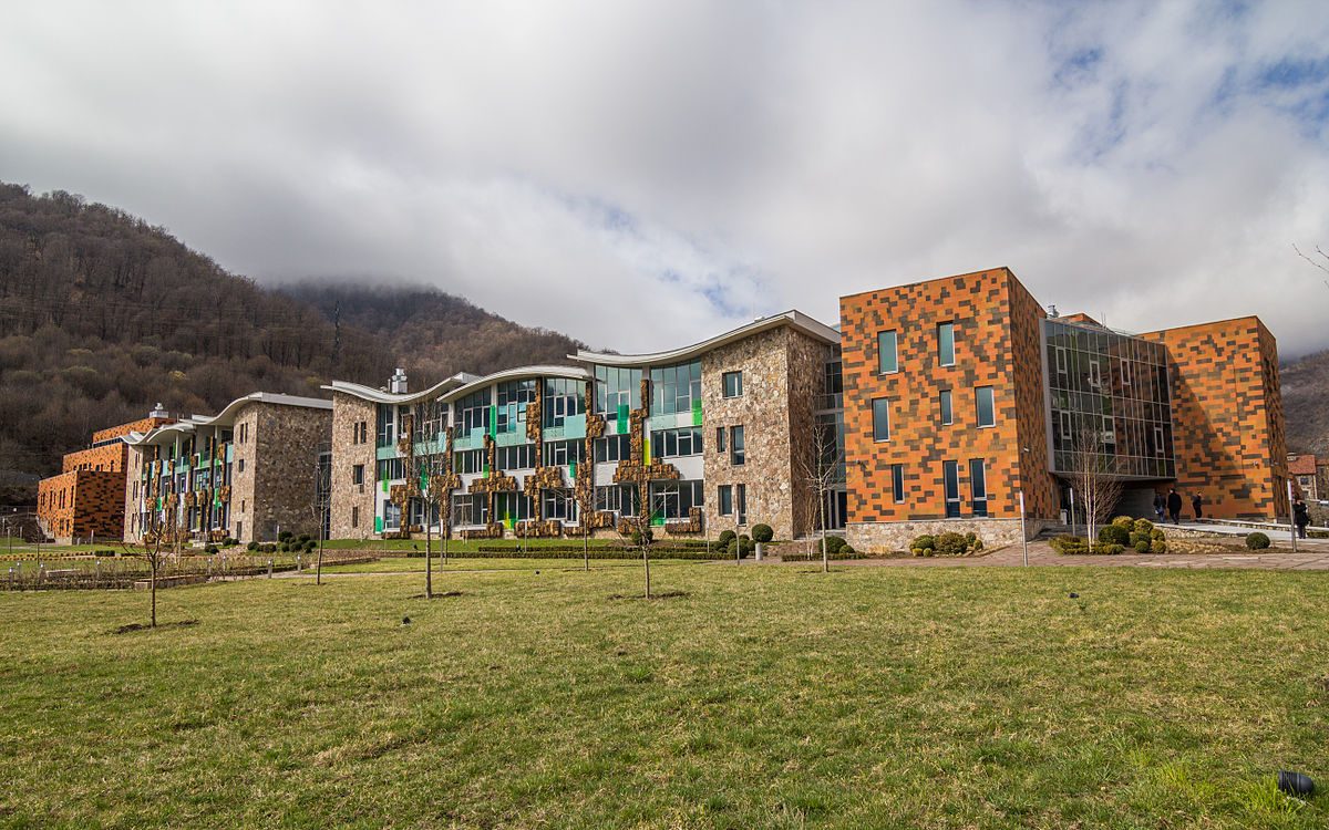 قصة لاجئ أفغاني التحق بكلية أمراء وملوك أوروبا بعدما خسر فرصة تعليمه ببلاده