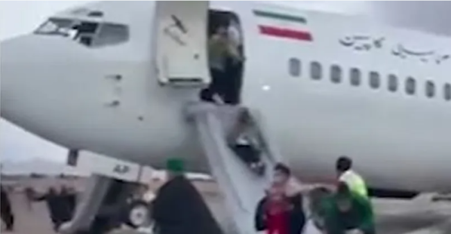 نجاة أكثر من 100 راكب من كارثة جوية في إيران.. الطائرة هبطت اضطرارياً بالشارع (فيديو)