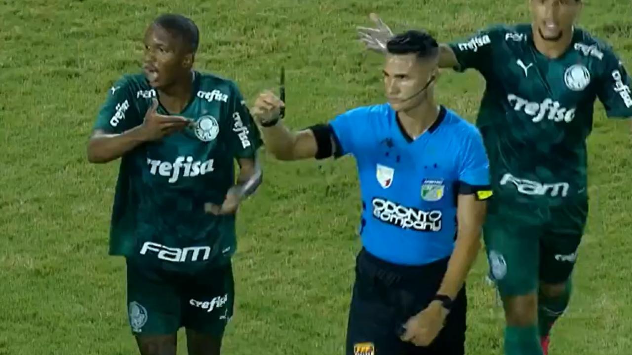 حتى مباريات الشباب في البرازيل لا تخلو من العنف (مواقع التواصل)