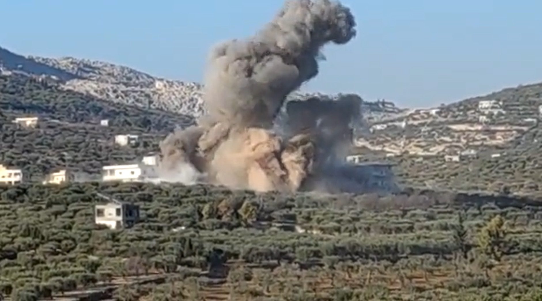 طائرات روسية تشنّ غارات جديدة في إدلب السورية.. أسفرت عن سقوط جرحى مدنيين بينهم أطفال