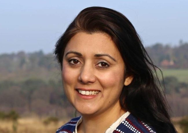 جونسون يدعو نائبة بريطانية للتقدم بشكوى رسمية تتعلق بالإسلاموفوبيا.. أُقيلت من منصبها لأنها “مسلمة”!