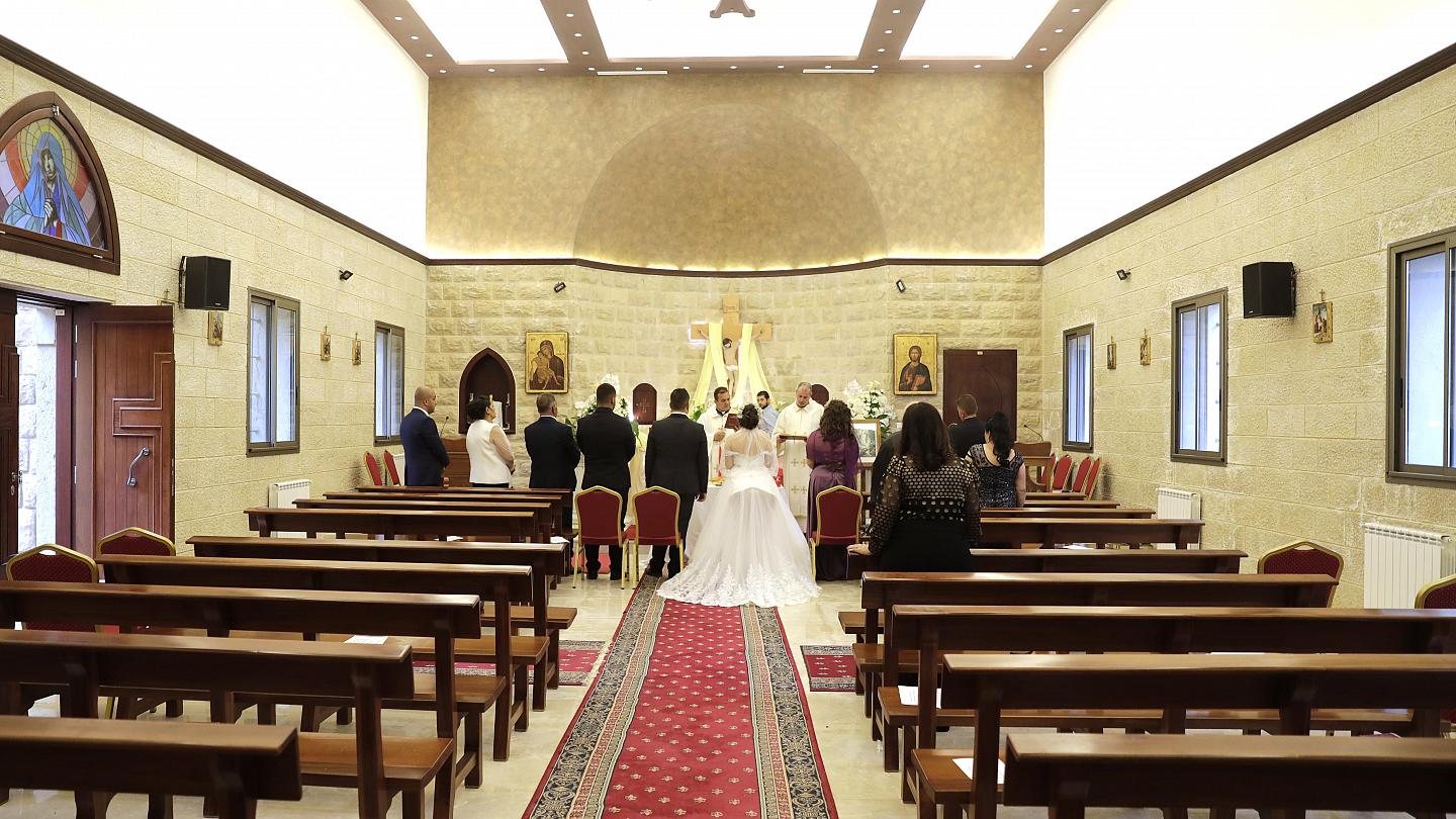 أعراس فوق أسطح المنازل بدل القاعات، والعزاء عبر الهاتف.. كيف غيرت الأزمة عادات اللبنانيين؟