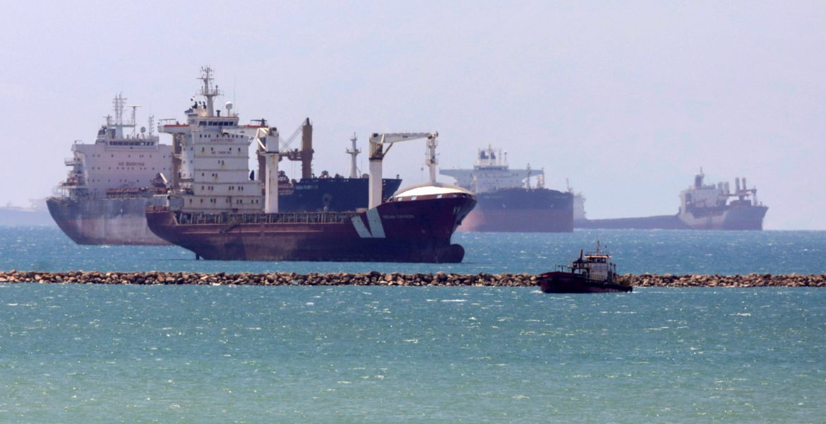 قناة السويس سفينة عالقة مصر