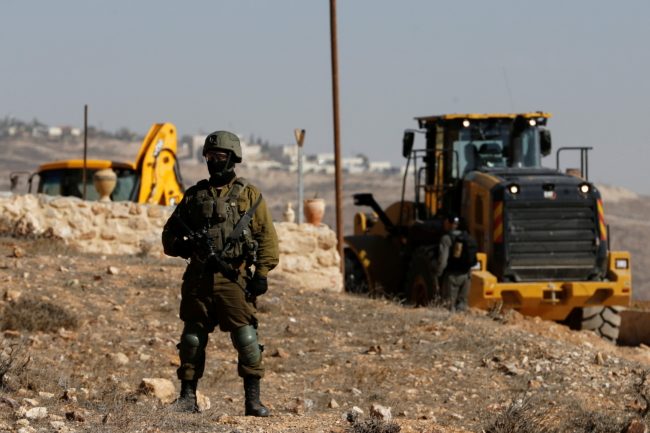 استغلوا تشييع جنازة “أبو عاقلة”.. مئة مستوطن يقتحمون بناية فلسطينية بالخليل ويستولون عليها (فيديو)