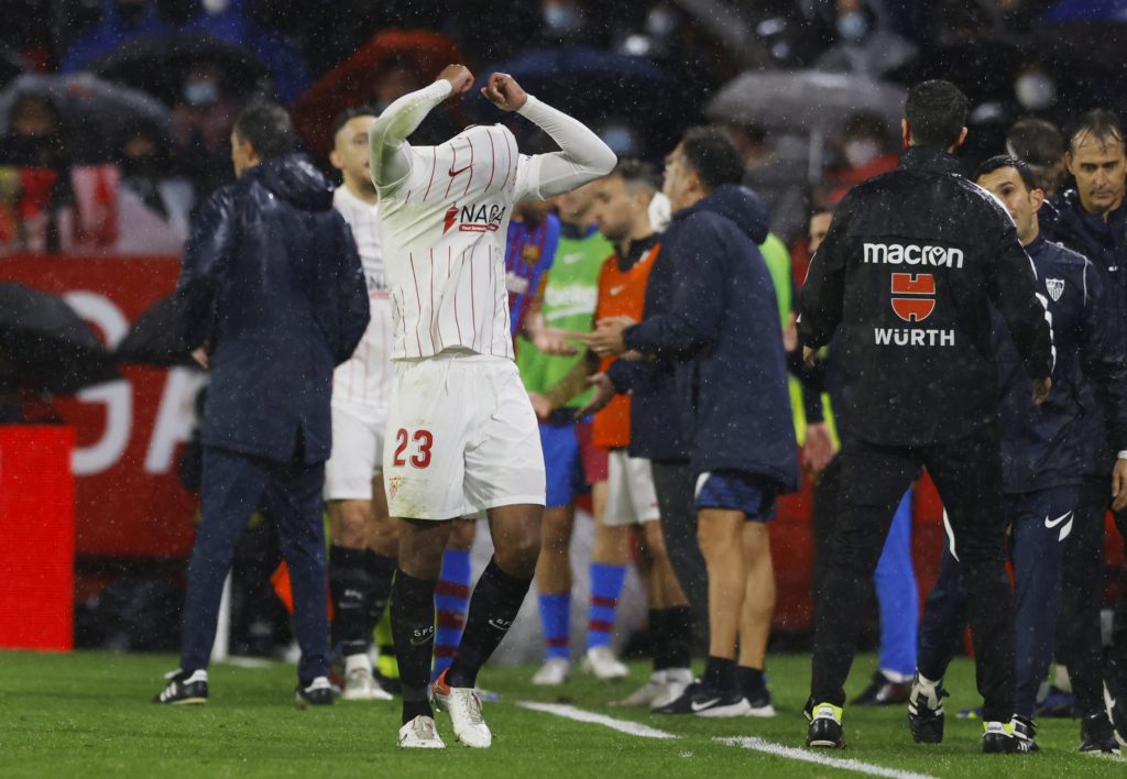 إصابة لاعب بعصا معدنية في رأسه يوقف ديربي الأندلس (رويترز)