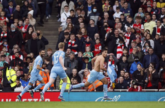 خلع قميصه واستفزهم بطريقة احتفاله.. جماهير أرسنال ترد على لاعب السيتي بأوراق التواليت والزجاجات (فيديو)