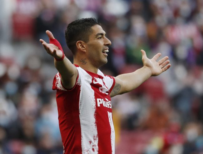 نادٍ إنجليزي يُخطط لإعادة سواريز إلى “البريميرليغ”.. مهاجم أتلتيكو مدريد قد يلحق بـ”صديقيه” المدرب واللاعب