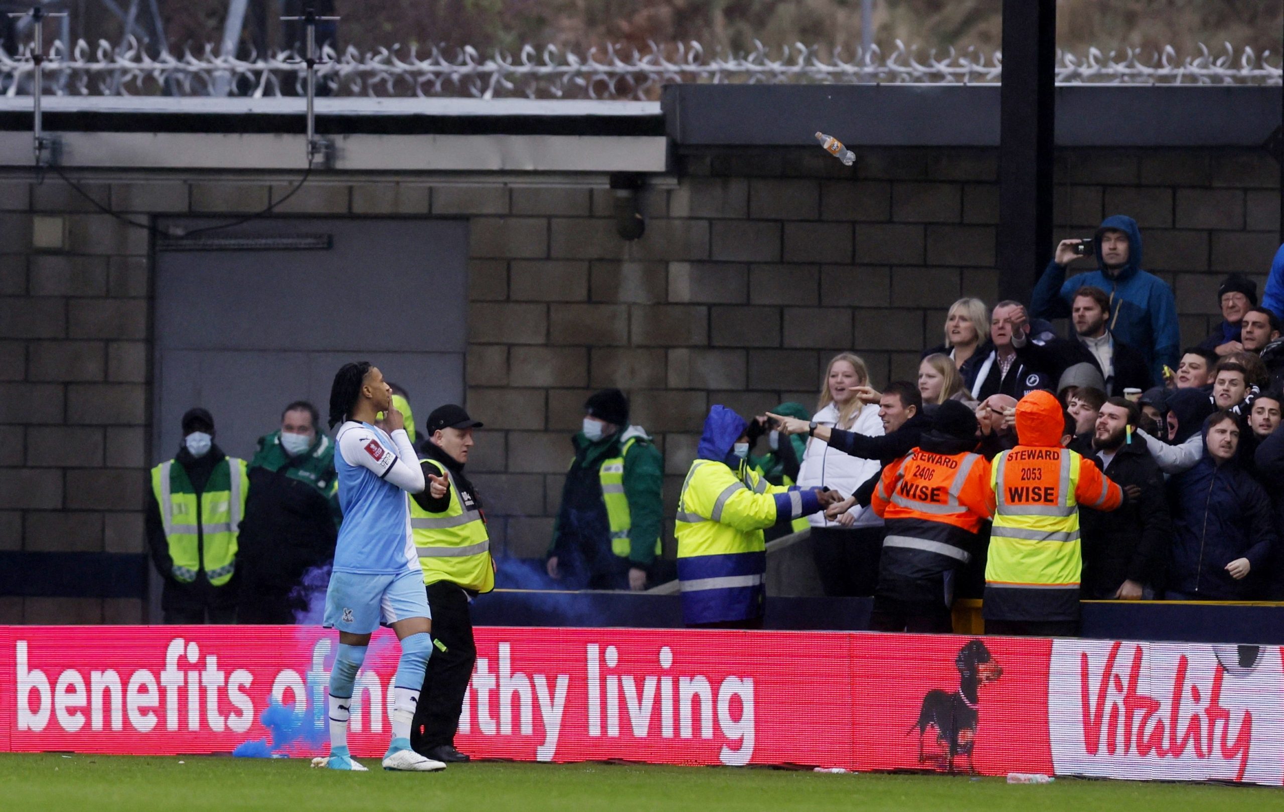 لاعب كريستال بالاس يرد على الجماهير (رويترز)
