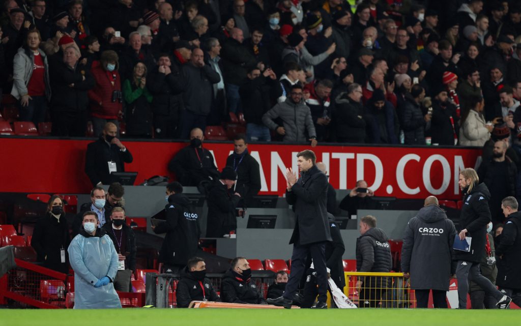 جماهير مانشستر يونايتد استقبلت جيرارد بطريقة عدائية (رويترز)