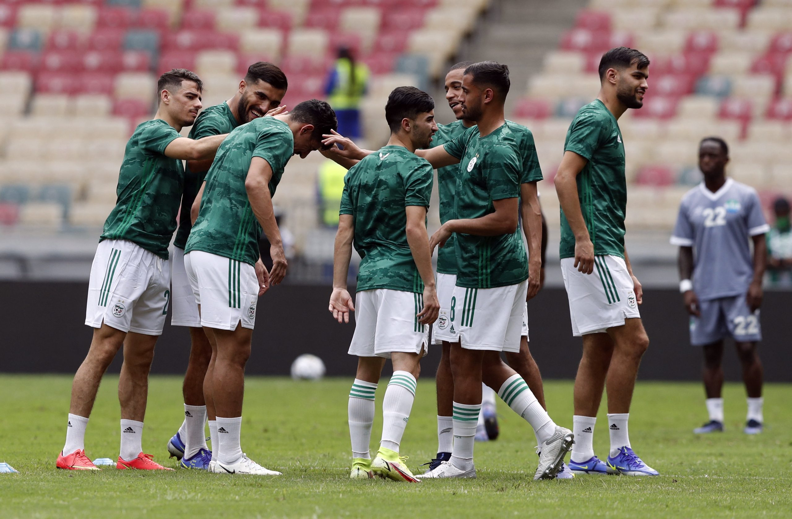 تدريبات منتخب الجزائر في الكاميرون (رويترز)