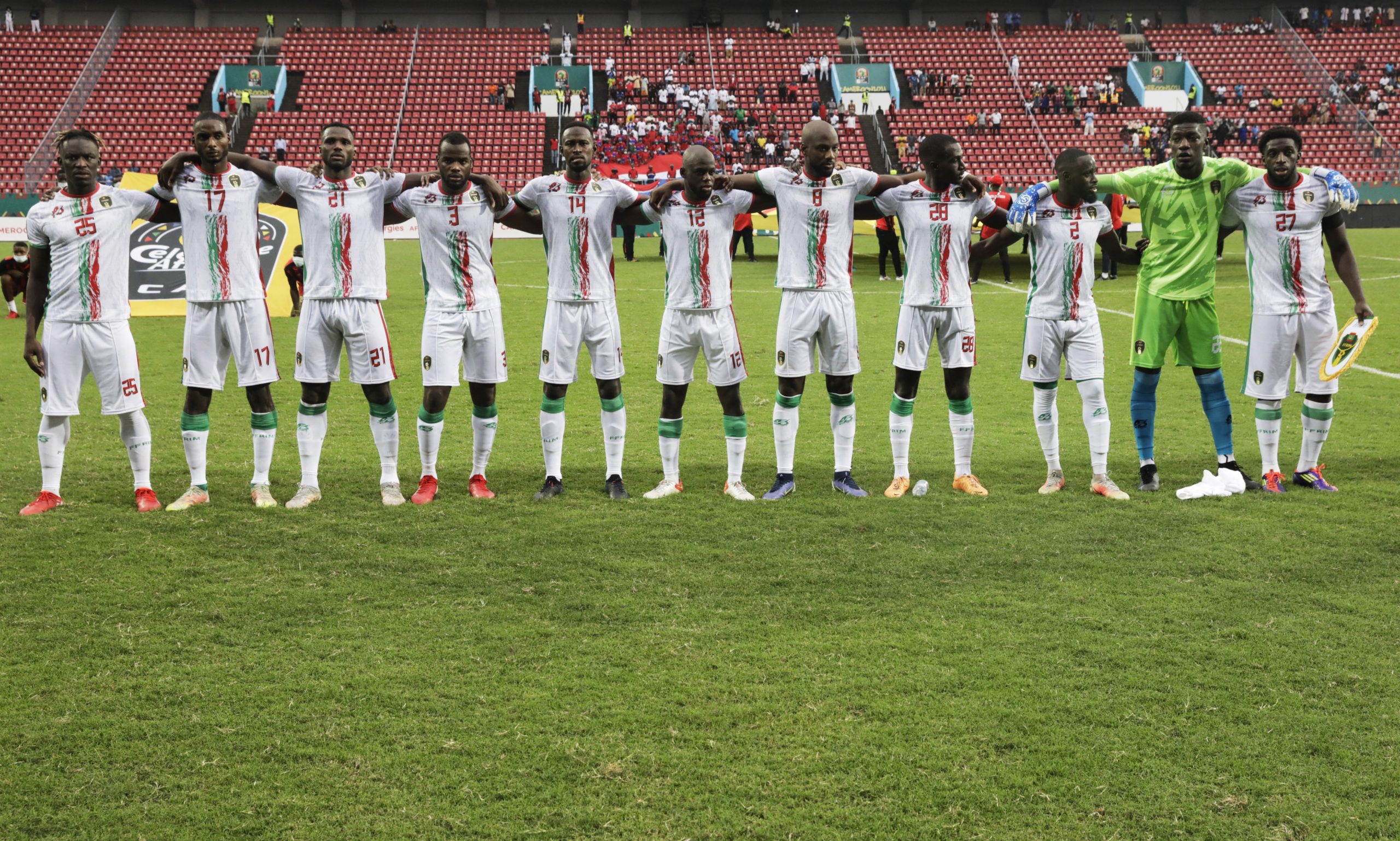 منتخب موريتانيا قبل بدء مباراته أمام غامبيا في كأس أمم إفريقيا (رويترز)