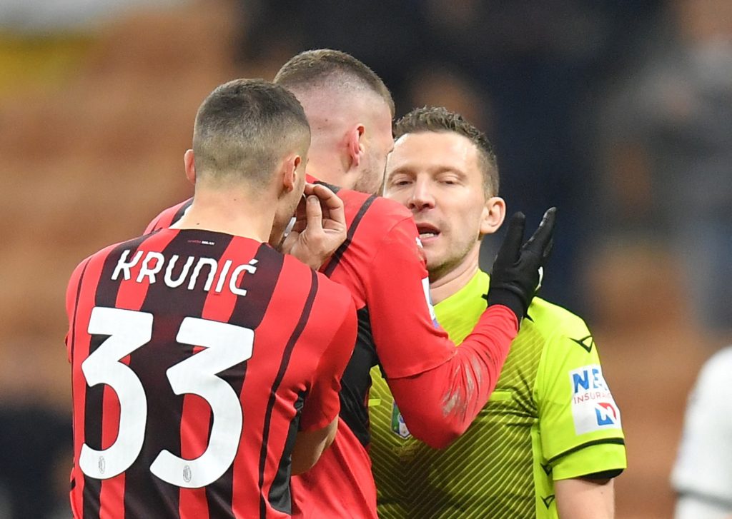 لاعب ميلان يعترض على الحكم (رويترز)