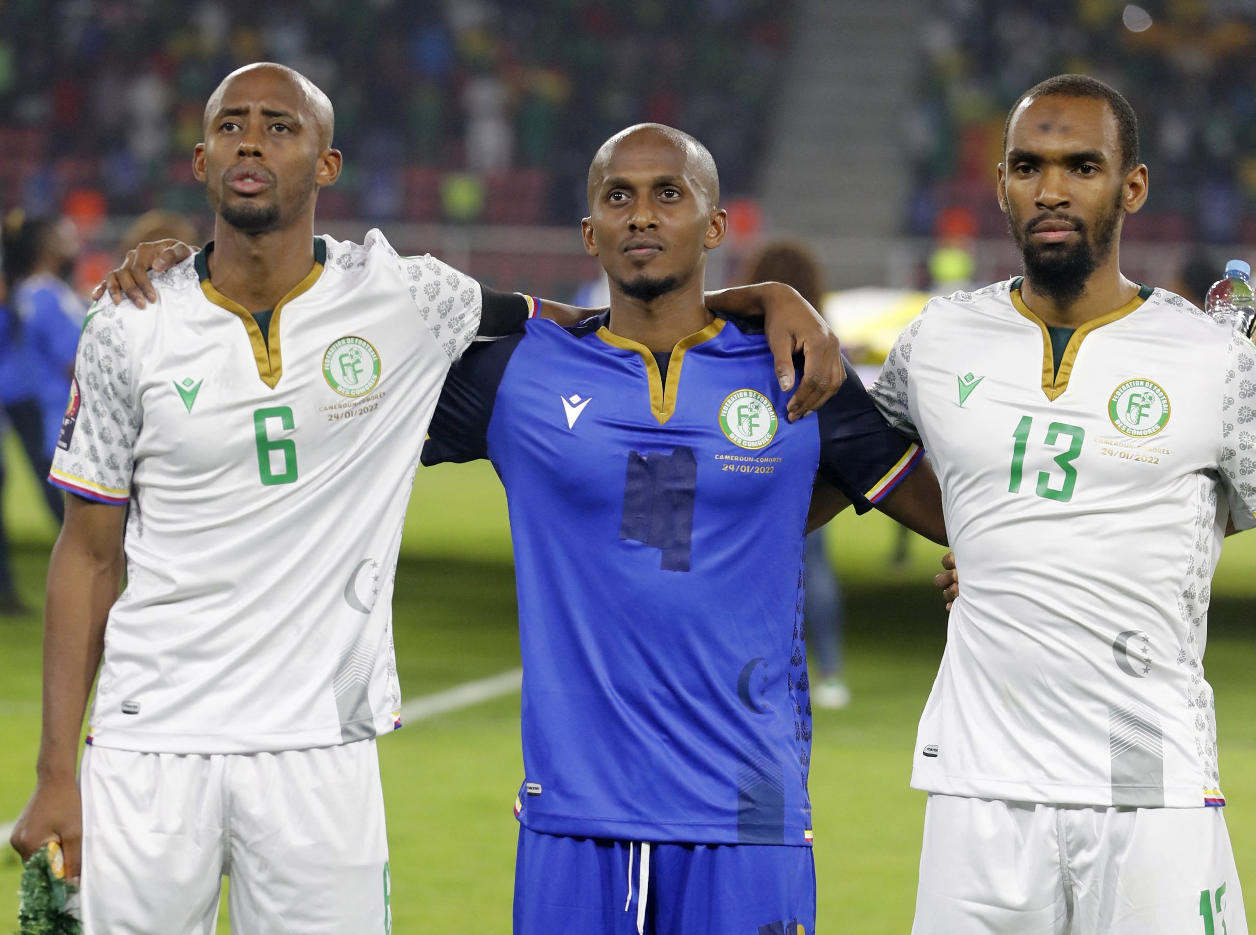 المدافع شاكر الهدهور يحرس مرمى جزر القمر ضد الكاميرون (رويترز)