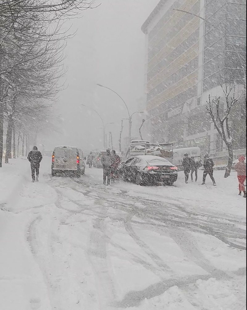 آلاف الأتراك والعرب قضوا ليلة نادرة بالشوارع والسيارات والمساجد - رويترز