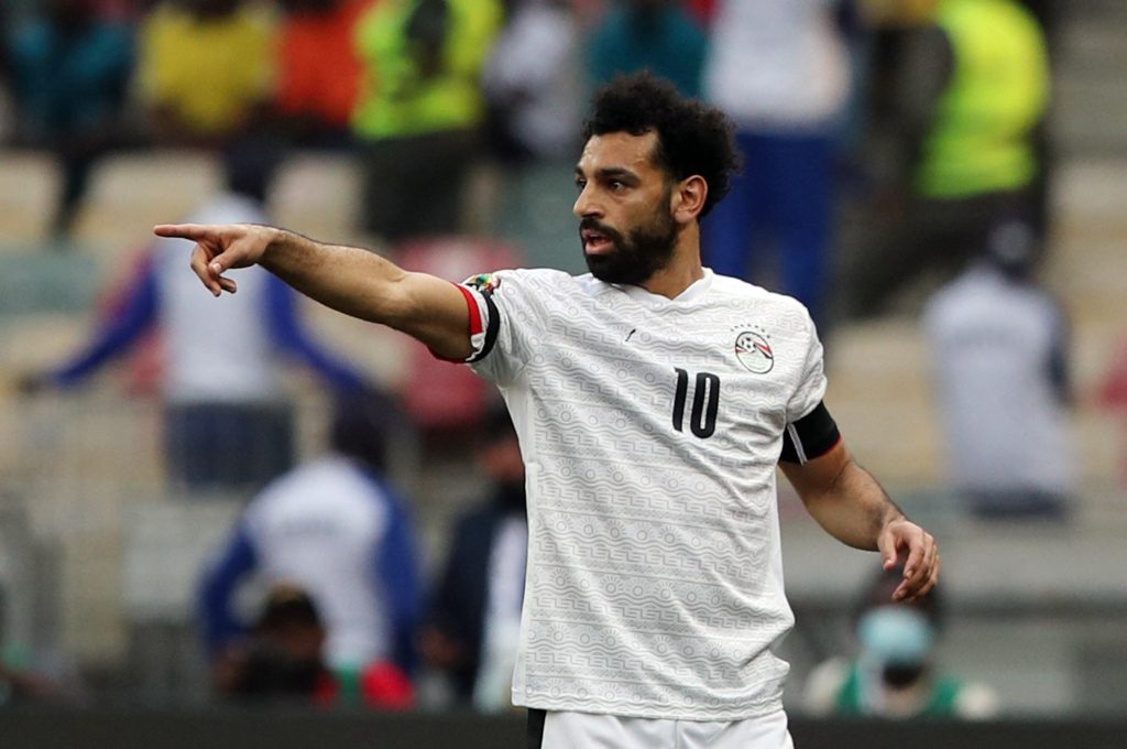 محمد صلاح يواجه ساديو ماني في نهائي كأس إفريقيا (رويترز)