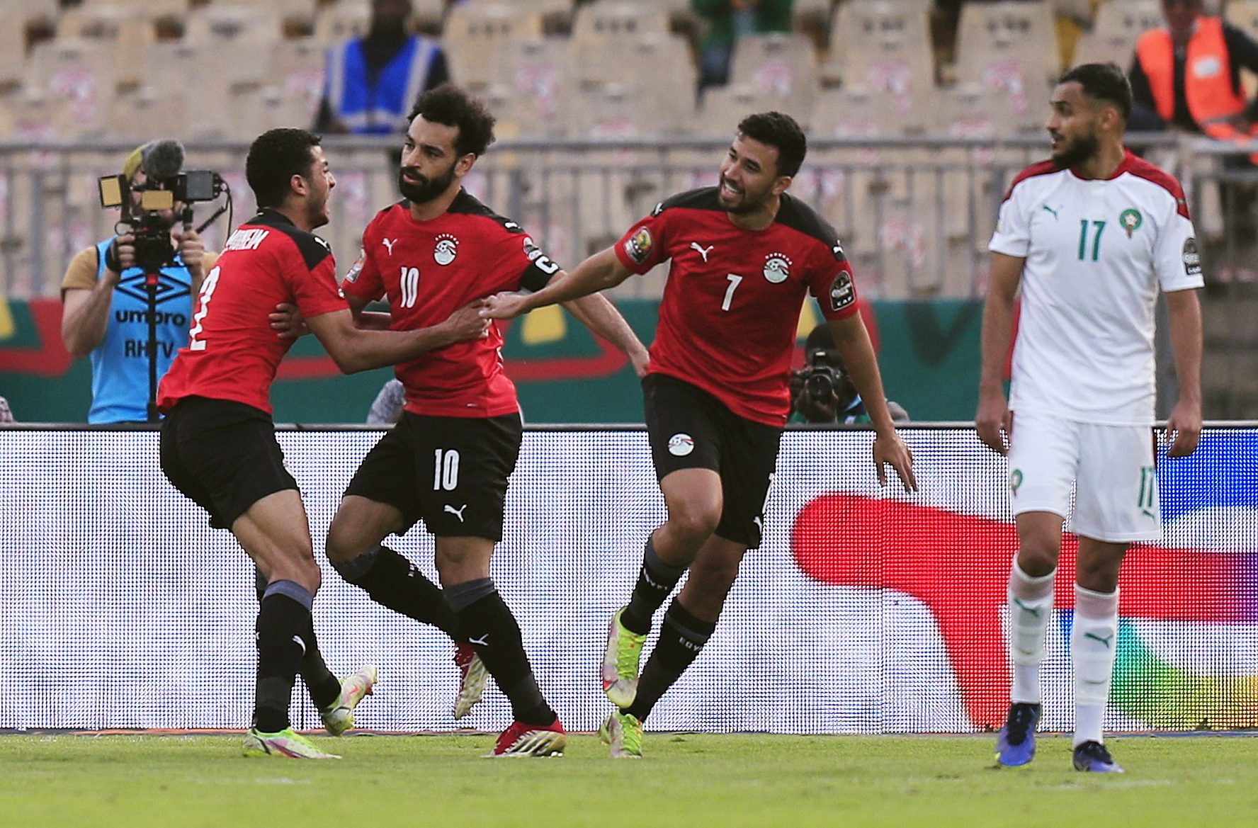 محمد صلاح يحتفل بهدف منتخب مصر الأول أمام المغرب (رويترز)