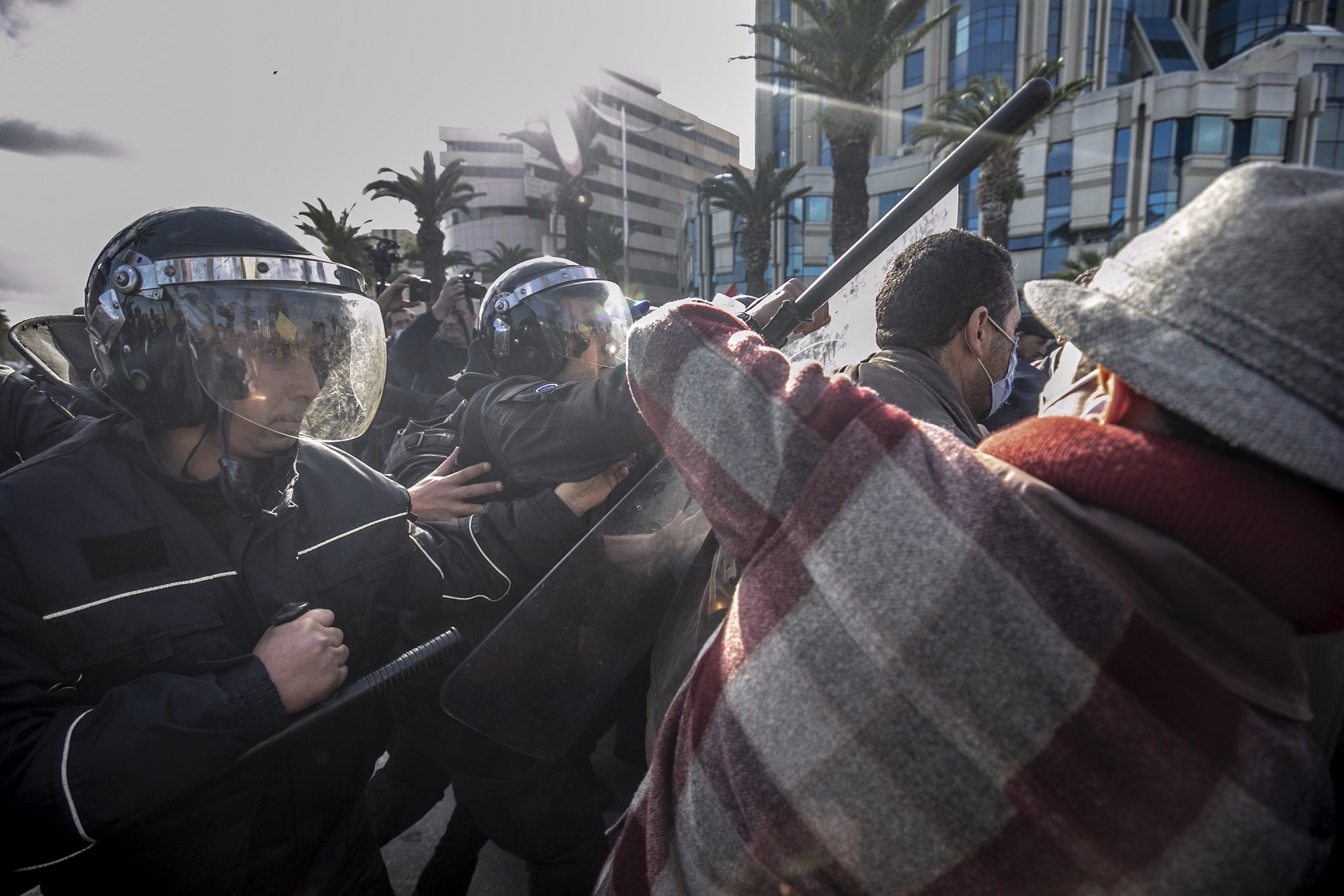 غضب بتونس من قمع المحتجين بذكرى الثورة.. البرلمان “المُجمَّد” يندد وأحزاب تنوي مقاضاة وزير الداخلية