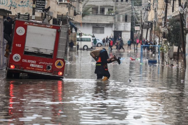 أمطار غزيرة تغرق شوارع وبيوتاً بغزة.. والاحتلال يفاقم معاناة القطاع بفتح السدود (فيديو)