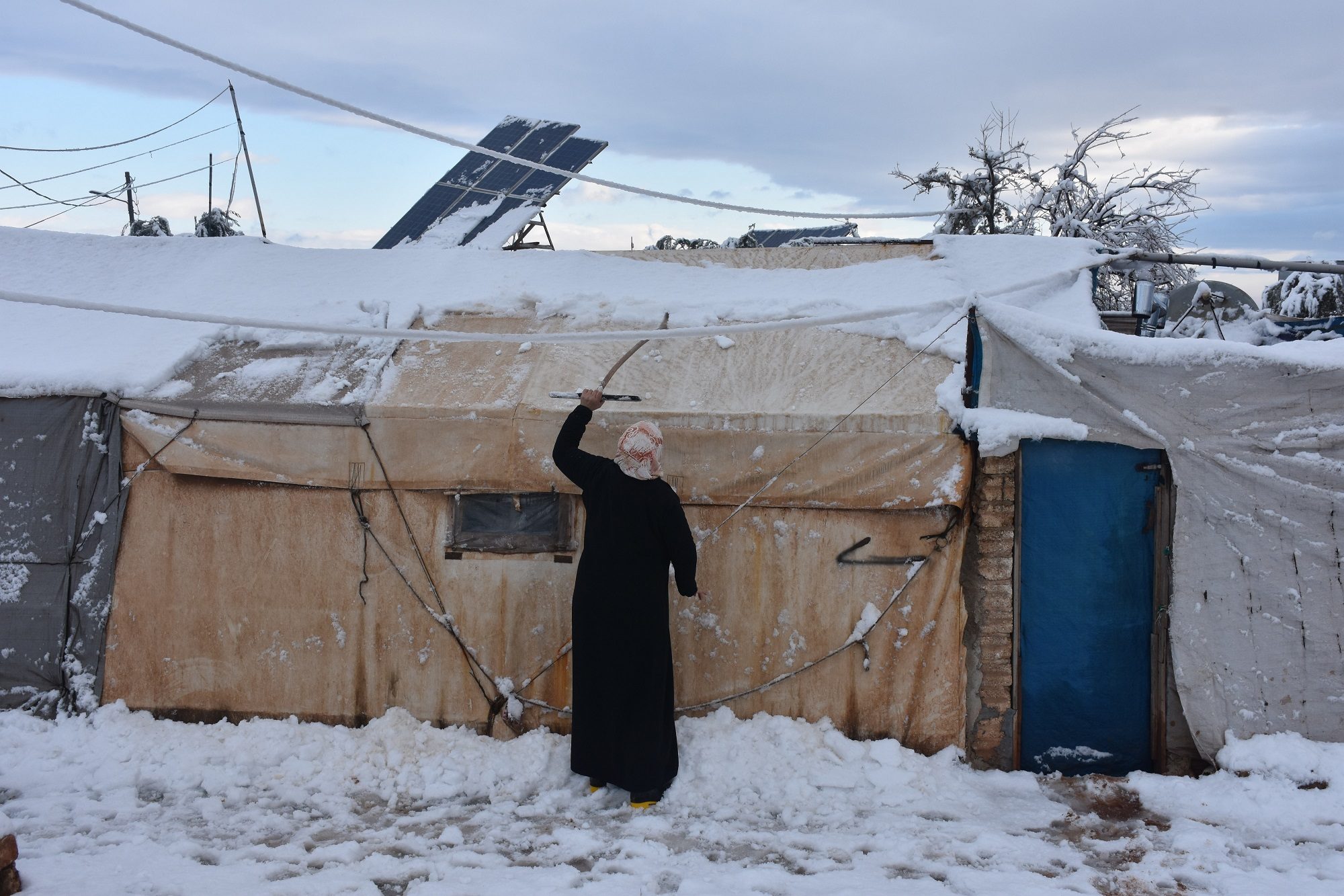 وفاة طفل إثر موجة ثلج ضربت مخيمات شمالي سوريا.. اللاجئون يخشون انهيار الخيم على رؤوسهم (صور)