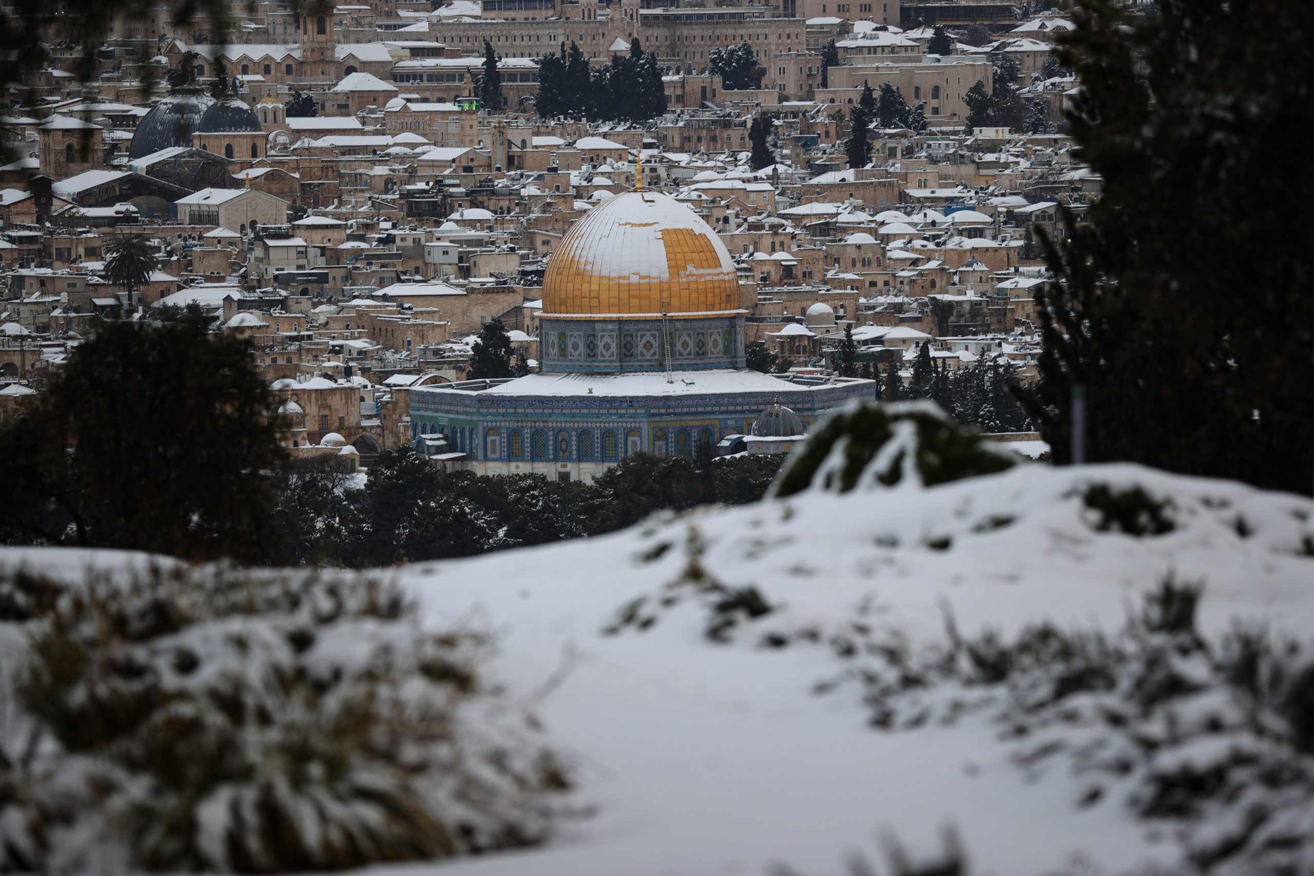 القدس تكتسي “حلة بيضاء”.. صور وفيديوهات من باحات الأقصى وكيف استقبل الفلسطينيون الثلج