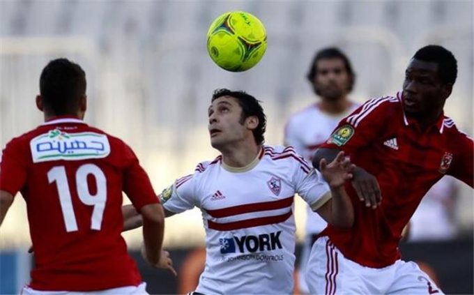 أوسو كونان (يمين) لاعب الأهلي الراحل (رويترز)