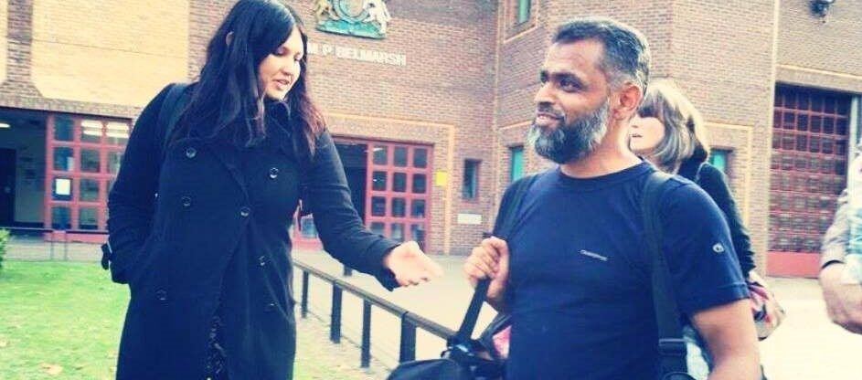 حُرم من زفاف ابنته وجنازات أقاربه! معتقل سابق بغوانتانامو يقاضي جونسون ويطالب بحقه في جواز سفر