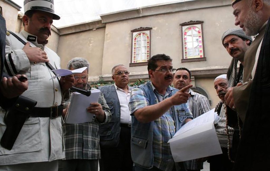 المخرج السوري الراحل بسام الملا مع نجوم مسلسل "باب الحارة الشهير، مواقع التواصل