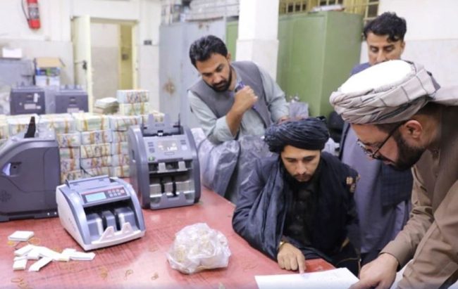 الفقر يفتك بـ97% من الأفغان.. والسبب حبس أمريكا أموالاً ضخمة لهم، فما قيمة هذه الأصول المجمدة؟
