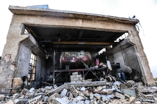 قصف روسي يوقف محطة المياه الرئيسية بإدلب السورية.. صور لاستهدافها وخروجها عن الخدمة