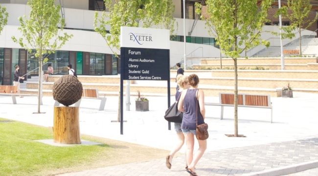 “صوتها العالي” تسبّب في إقالتها! أكاديمية تحصل على تعويض مالي كبير من جامعة بريطانية