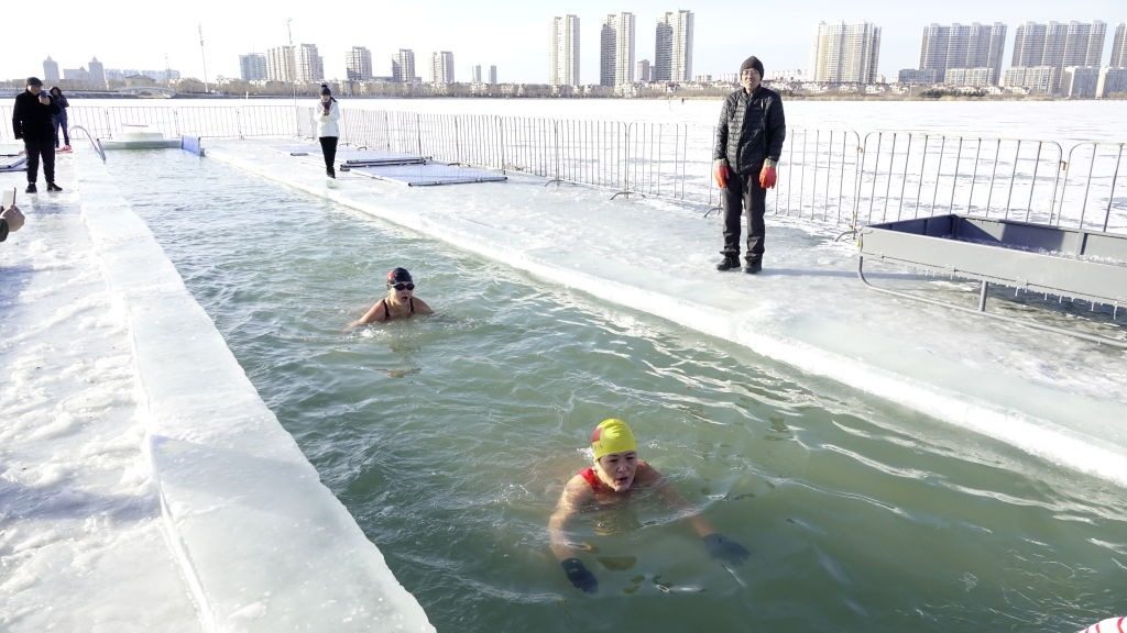 Getty Images/ السباحة في الثلج