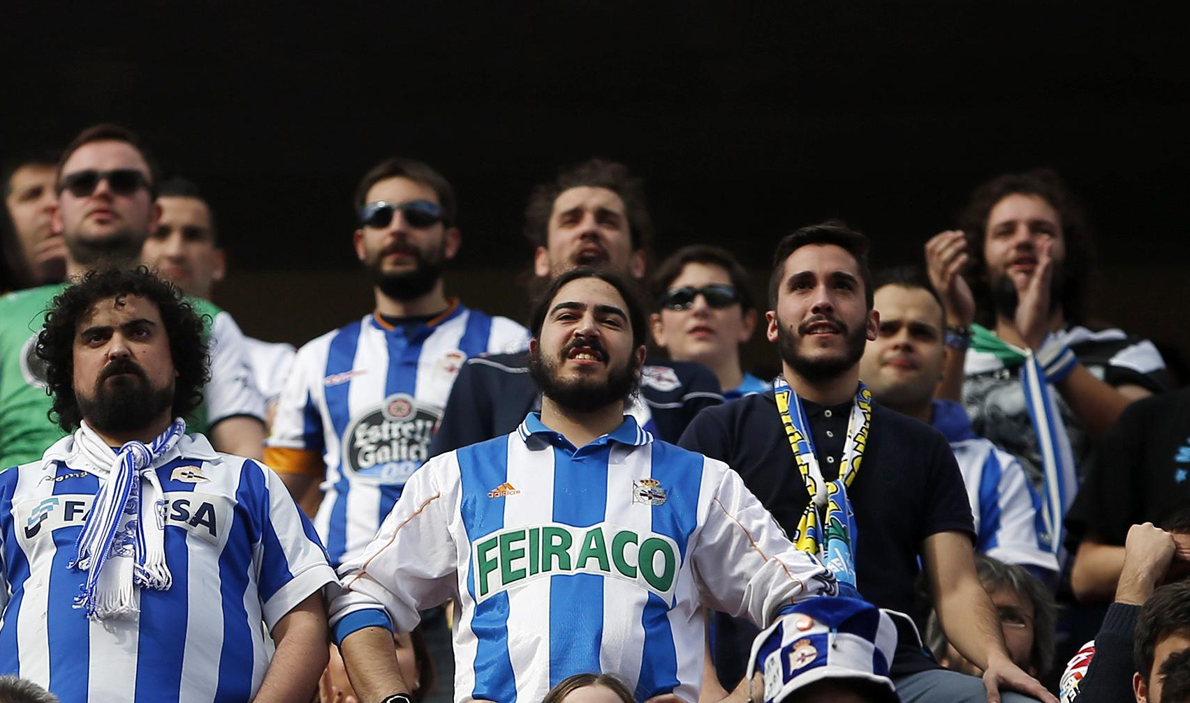 انهيار مدرج أثناء احتفال جمهور ديبورتيفو لاكورونيا (رويترز)