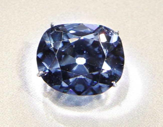 ما قصة الألماسة الزرقاء التي بسببها قاطعت السعودية تايلاند 30 عاماً؟