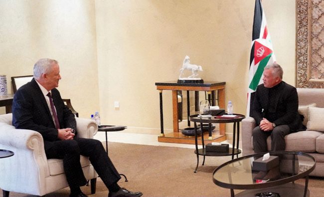 تحركات مكوكية في المنطقة.. وزير الدفاع الإسرائيلي يلتقي ملك الأردن، و”الخشية من تصعيد برمضان” محور اللقاء