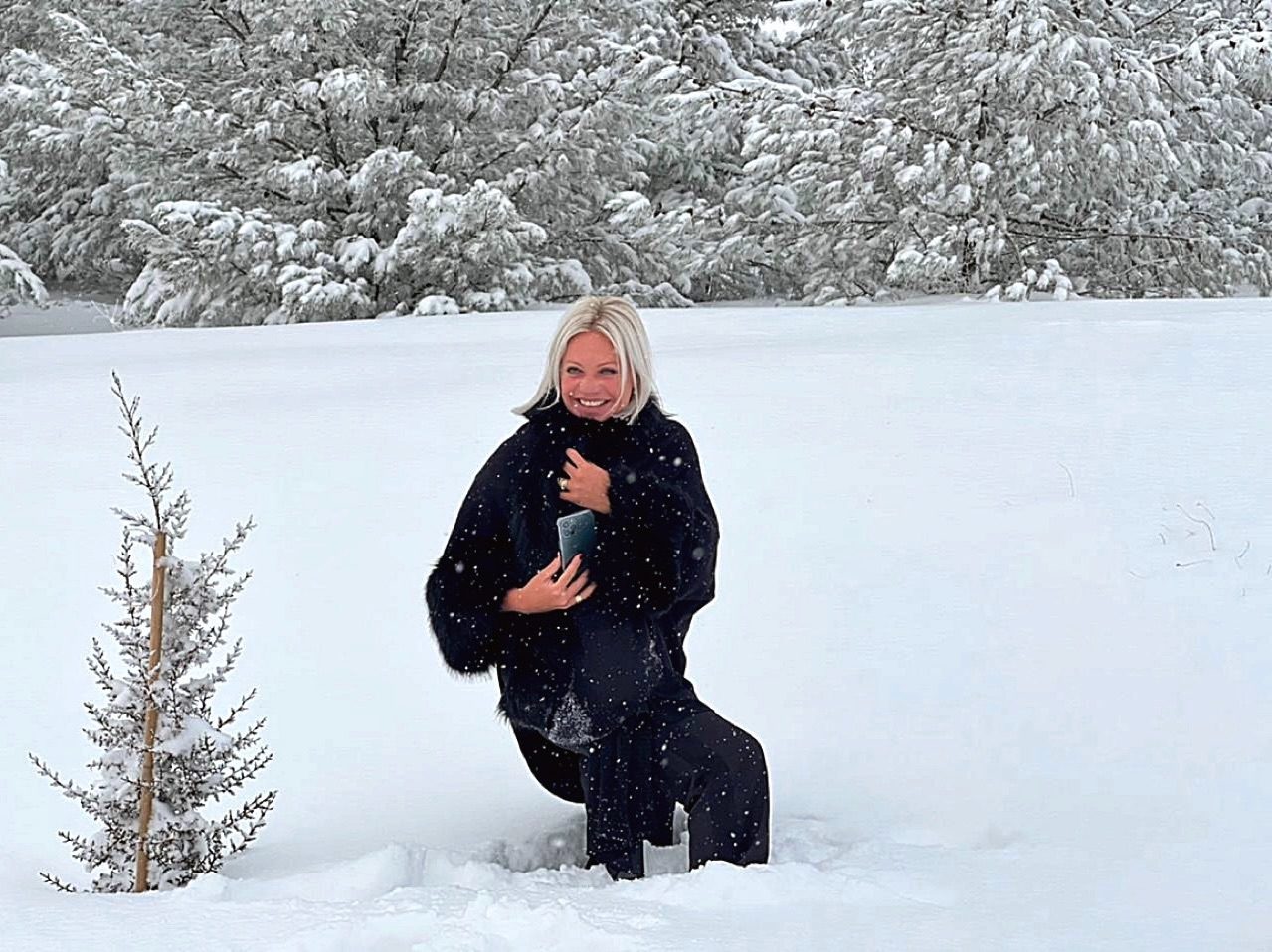 ظهرت وهي تلهو فوق الثلوج! صورة لمسؤولة أممية بالعراق تثير الجدل بعد وفاة نازحين بسبب البرد