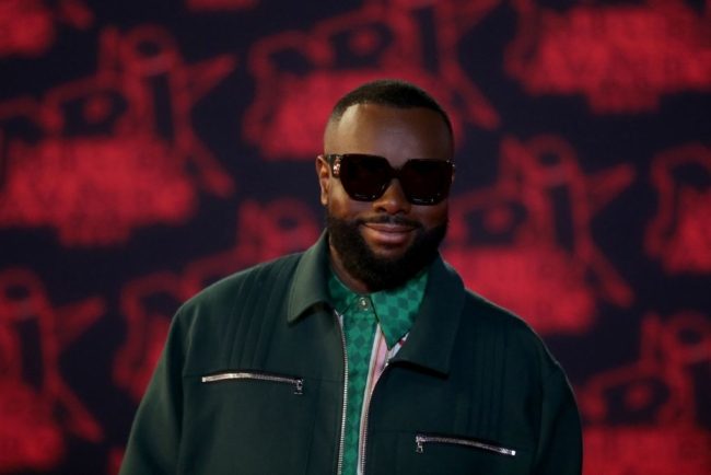 مغني راب مسلم يواجه صعوبة باكتساب الجنسية الفرنسية.. رأيه بمعايدة المسلمين في رأس السنة أزعج باريس