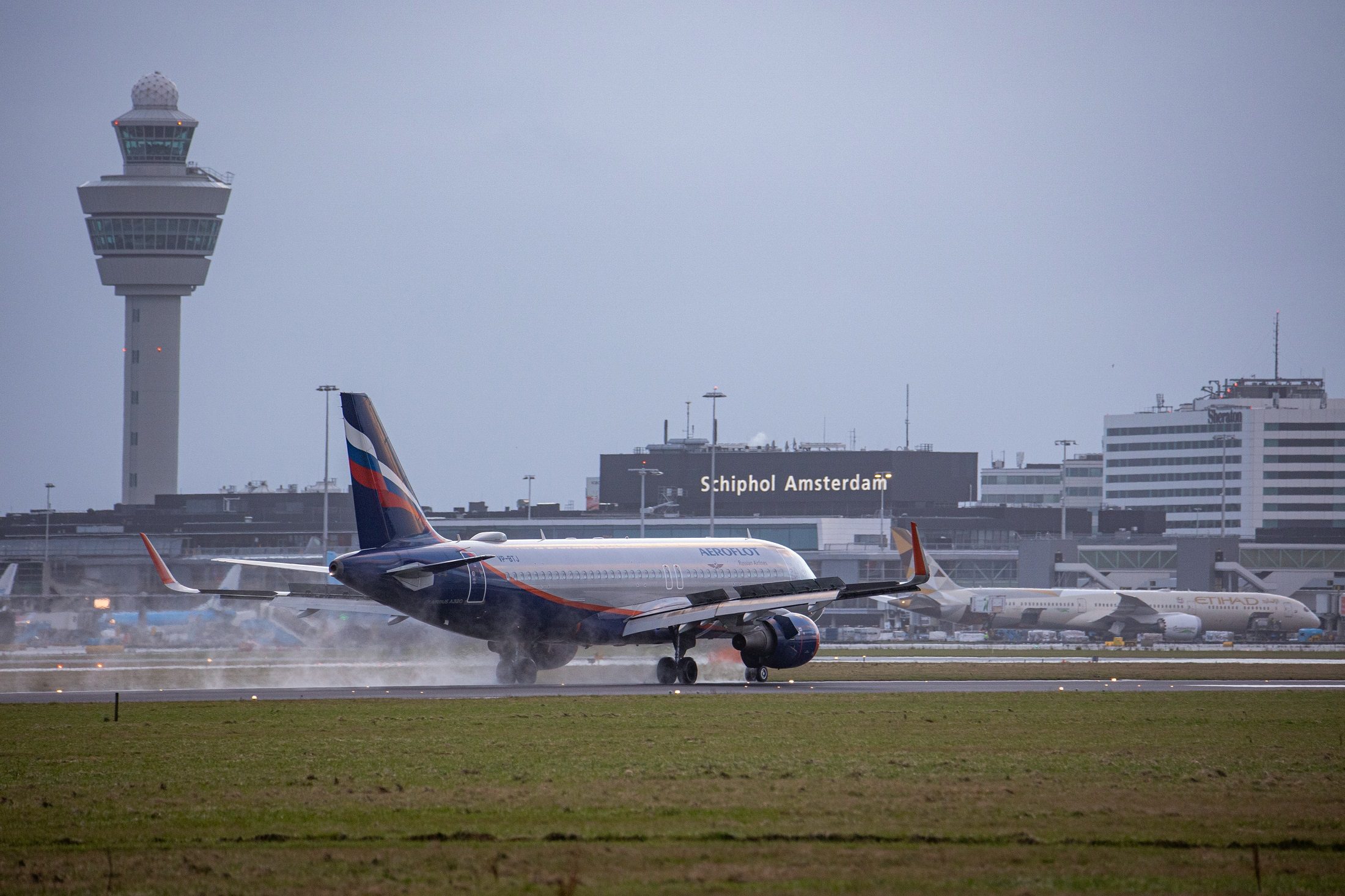 مطار أمستردام هولندا