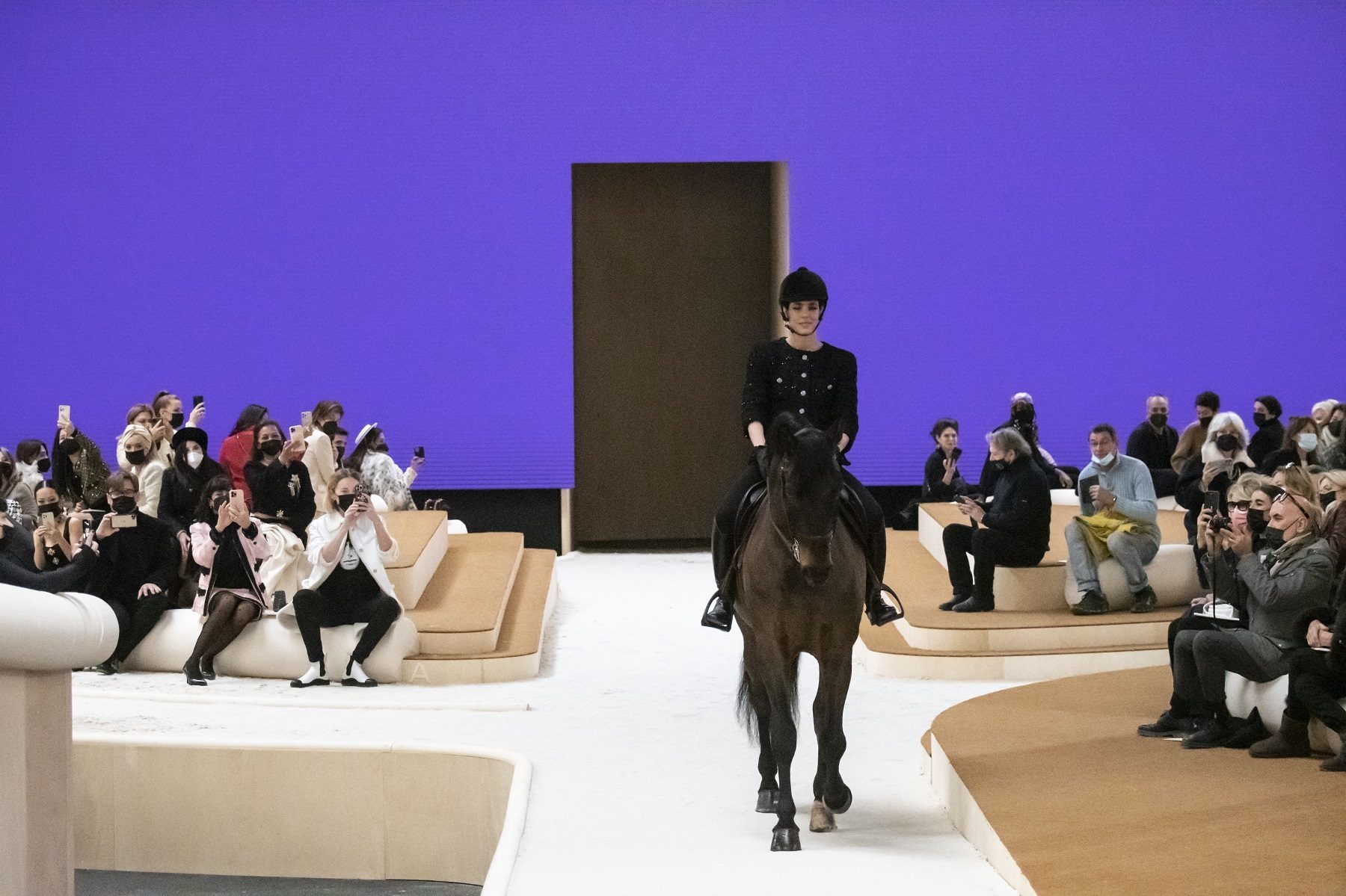 شركة شانيل الفرنسية تلجأ لفكرة إبداعية لترويج منتجاتها.. أرسلت أميرة موناكو على ظهر خيل في العرض